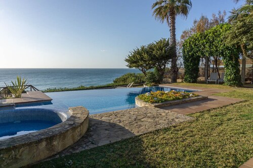 Enebros y Mar. Stylish beachfront property