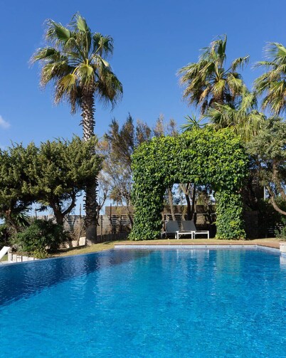 Enebros y Mar. Stylish beachfront property