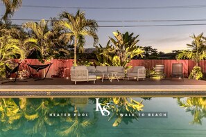 Una piscina al aire libre, una piscina climatizada