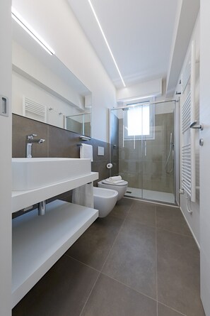 Shower, bidet, towels, soap - Appartamento Valeria by Wonderful Italy (Sirmione)