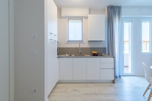 Frigorifero, microonde, lavastoviglie, bollitore elettrico