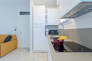 Frigorifero, microonde, lavastoviglie, bollitore elettrico