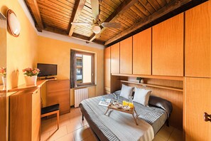 1 bedroom, free WiFi, bed sheets - I Girasoli C14 Apartment by Wonderful Italy (Toscolano-Maderno)