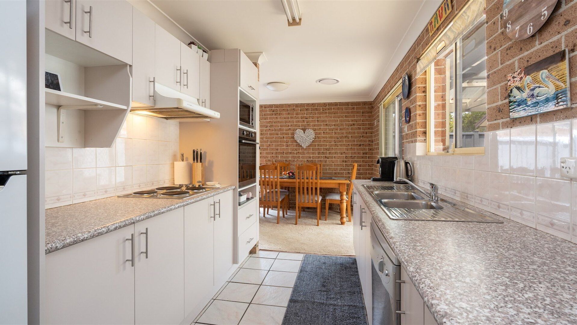 雪櫃、微波爐、焗爐、洗碗機