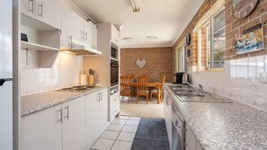 Kühlschrank, Mikrowelle, Ofen, Geschirrspüler