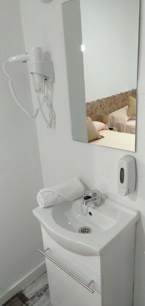 Eenvoudige kamer, 1 twee- of 2 eenpersoonsbedden, gemeenschappelijke badkamer | Badkamer | Een douche, handdoeken