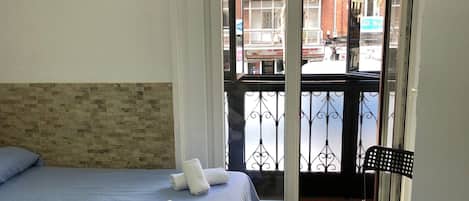 Quarto triplo, banheiro compartilhado | Wi-Fi de cortesia, roupa de cama