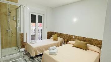 Habitación triple, baño compartido | Wifi gratis y ropa de cama
