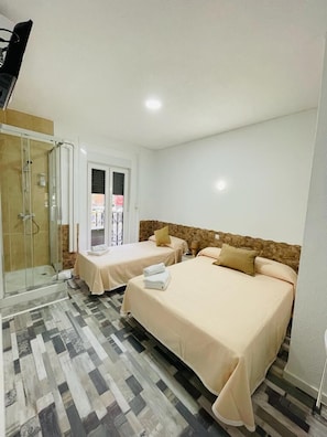 Quarto triplo, banheiro compartilhado | Wi-Fi de cortesia, roupa de cama