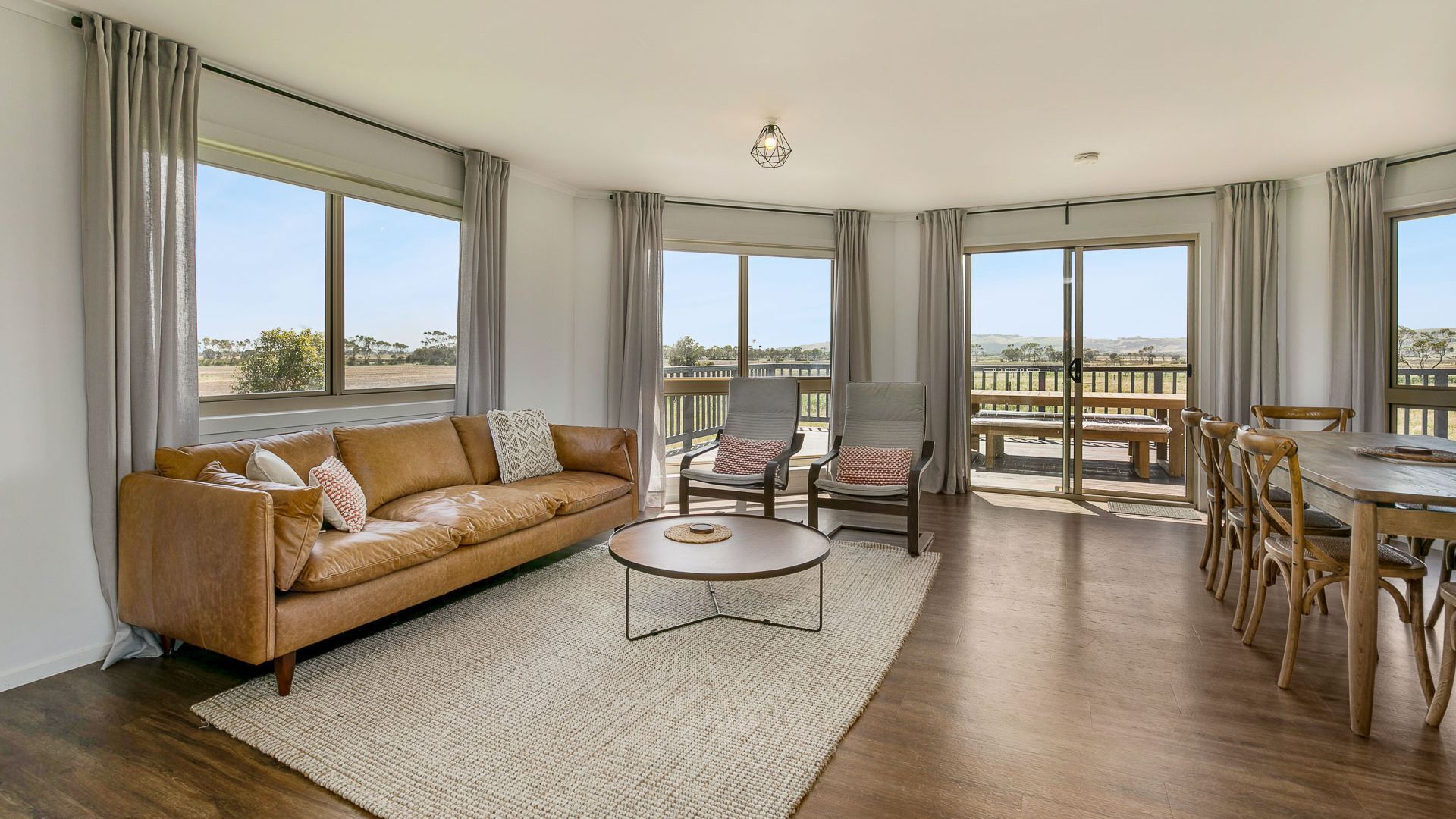 Fernseher, Kamin, Tischtennisplatte