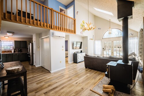 BRAND NEW HOT TUB-SAUNA-2 WEBER GRILLS-FIRE PIT-AC-THERMOMIX