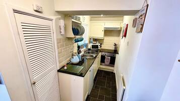 KĂŒhlschrank, Mikrowelle, Ofen, Herdplatte