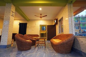 Melayani sarapan, makan siang, dan makan malam