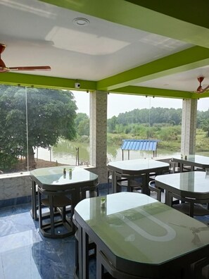 Melayani sarapan, makan siang, dan makan malam