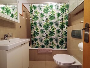 Baignoire, sèche-cheveux, serviettes fournies, savon