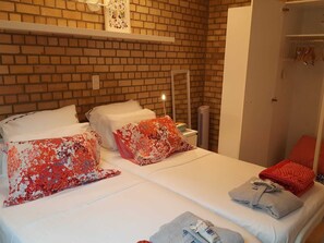 2 slaapkamers, een bureau, een strijkplank/strijkijzer, gratis wifi