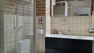 Ducha, secador de pelo, toallas, jabón