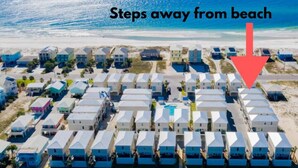 A row of beachside mobile homes with a clear view of the ocean. - Steps to beach, BBQ, bikes, pool, arcade, Wifi (Gulf Shores)