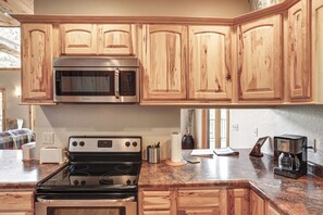 Frigorífico, microondas, horno y placa de cocina