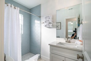 Douche, serviettes fournies
