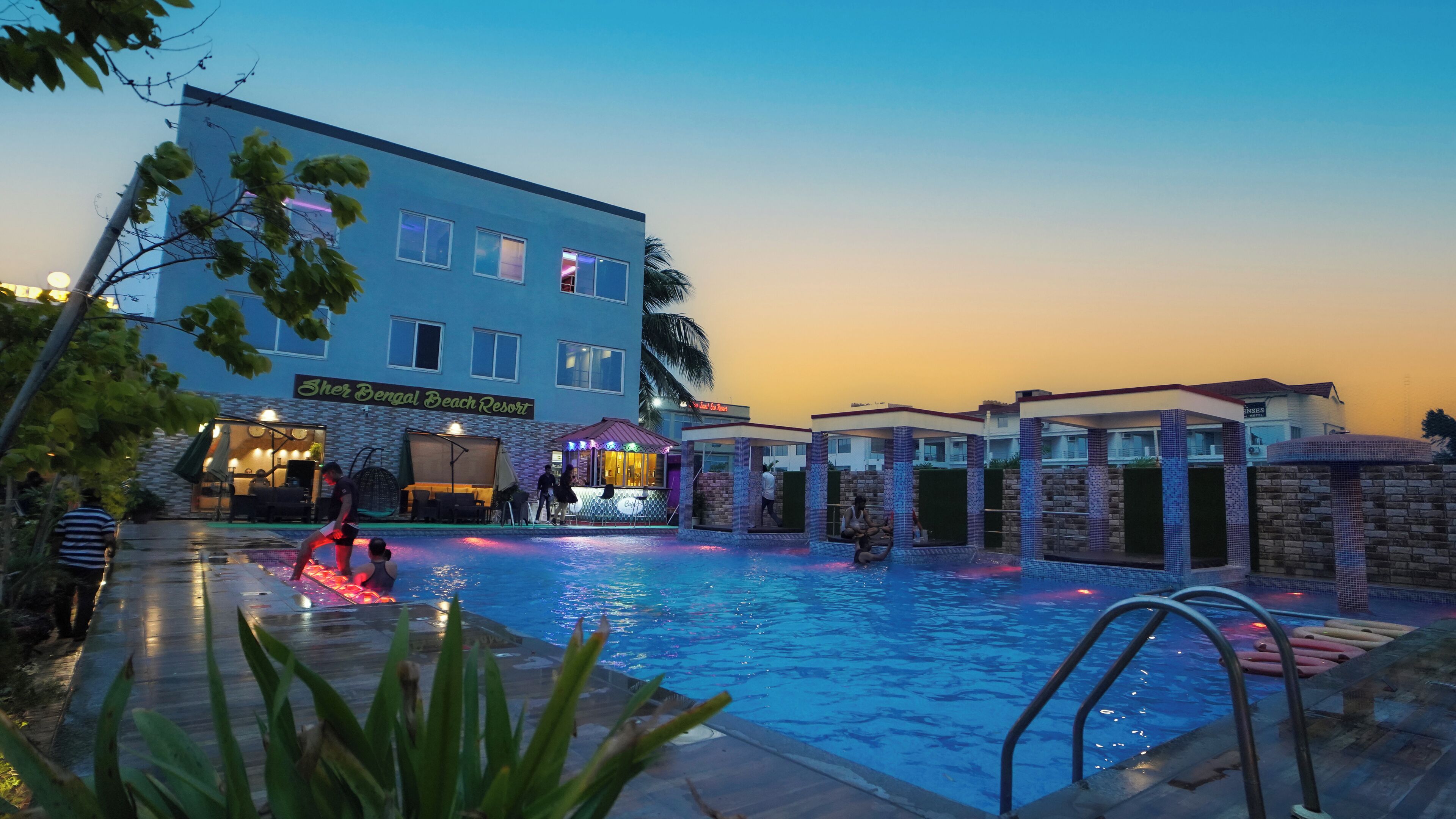 Un complexe hôtelier doté d’une piscine, d’un bar et d’un restaurant.