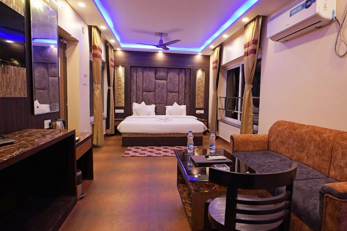 Pillowtop beds, minibar, desk, WiFi (free)