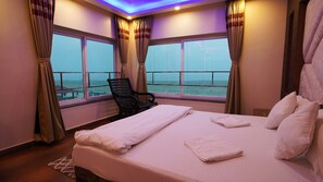 Colchones con pillow-top, minibar, muebles diferentes y escritorio 