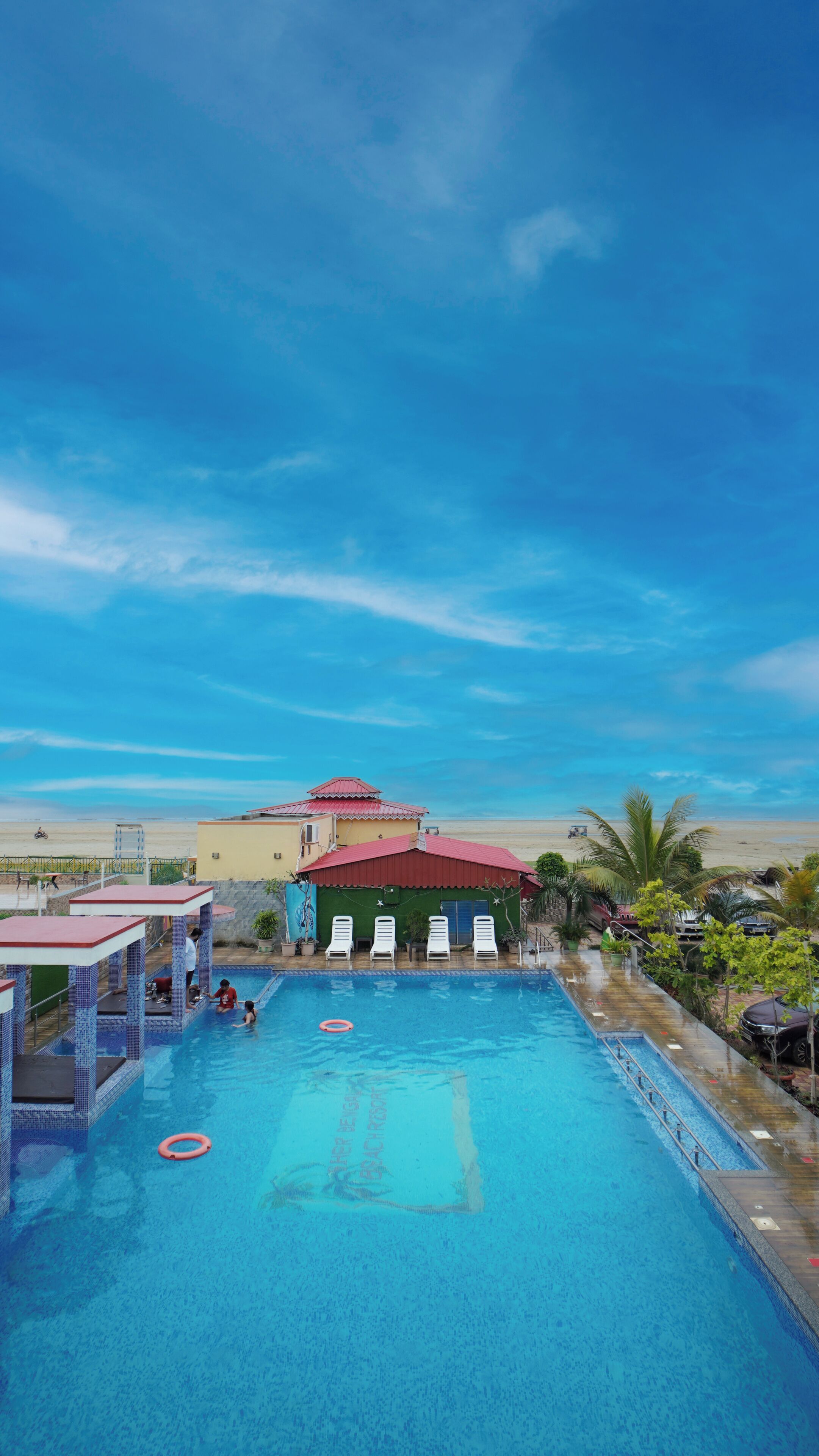 Una piscina al aire libre