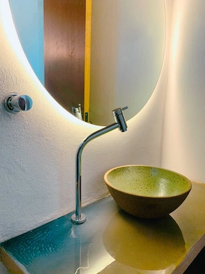 Amenidades de baño gratuitas, toallas, jabón, shampoo