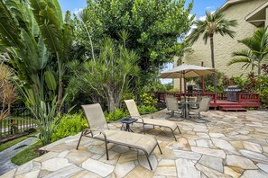 Outdoor dining - Kalani Kai#109 1st Floor, Remodeled Unit in Heart of Kona Town! Best location (Kailua Kona)