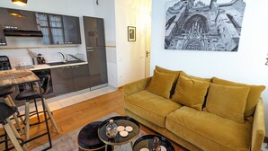 Ein modernes Apartment mit Küche, Essbereich und Wohnzimmer.