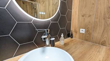 Een haardroger, handdoeken