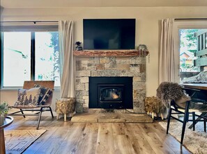 TV connectée, cheminée, jeux vidéo, baby-foot