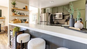 Cafetera y tetera, refrigerador, microondas y horno 