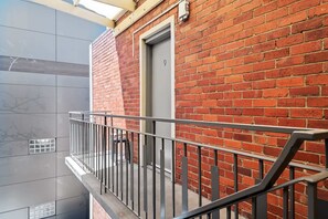 Property grounds - Convenient Apartment in heart of Carlton (Carlton)