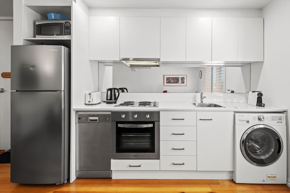 Refrigerador, microondas, horno y parrilla de estufa