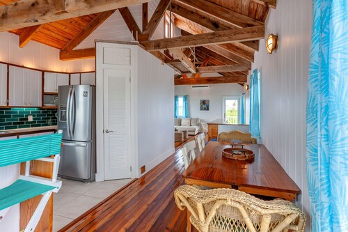 The Boat House-a beautiful cottage in the Heart of Hope Town!