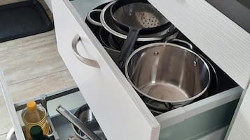 Fridge, oven, stovetop, coffee/tea maker