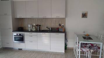 Fridge, oven, stovetop, coffee/tea maker