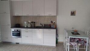 Kühlschrank, Herdplatte, Wasserkocher mit Kaffee-/Teezubehör, Toaster
