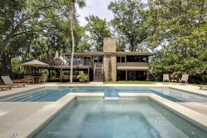 Et oppvarmet basseng