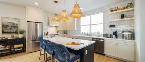 ثلاجة، ميكروويف، فرن، موقد طهي مسطح