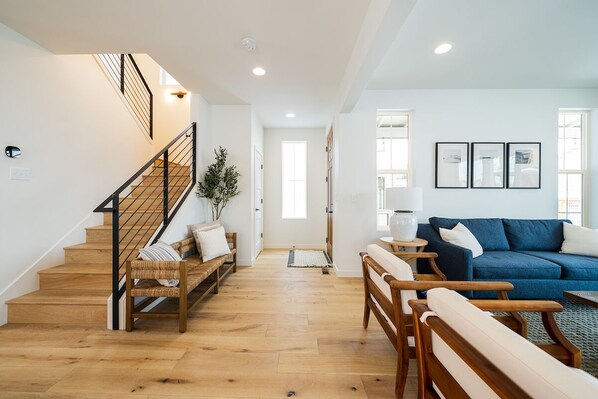 TV, fireplace - Welcome to Skylake Cottage at The Lookout at Lake Chelan (Chelan)