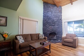 Maison, 2 chambres | Salle de séjour | TV connectée