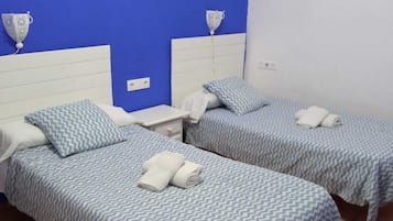 Habitación básica con 2 camas individuales | Wifi gratis