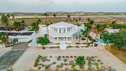 Oceanfront 8BR Villa w/ Pool & Patio, Malmok