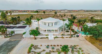 Oceanfront 8BR Villa w/ Pool & Patio, Malmok