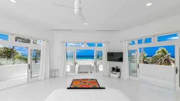 8 habitaciones, escritorio y tabla de planchar con plancha