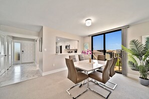 Dining - Loggerhead Cay 114 is a beachfront vacation rental condo on Sanibel Island! (Sanibel)