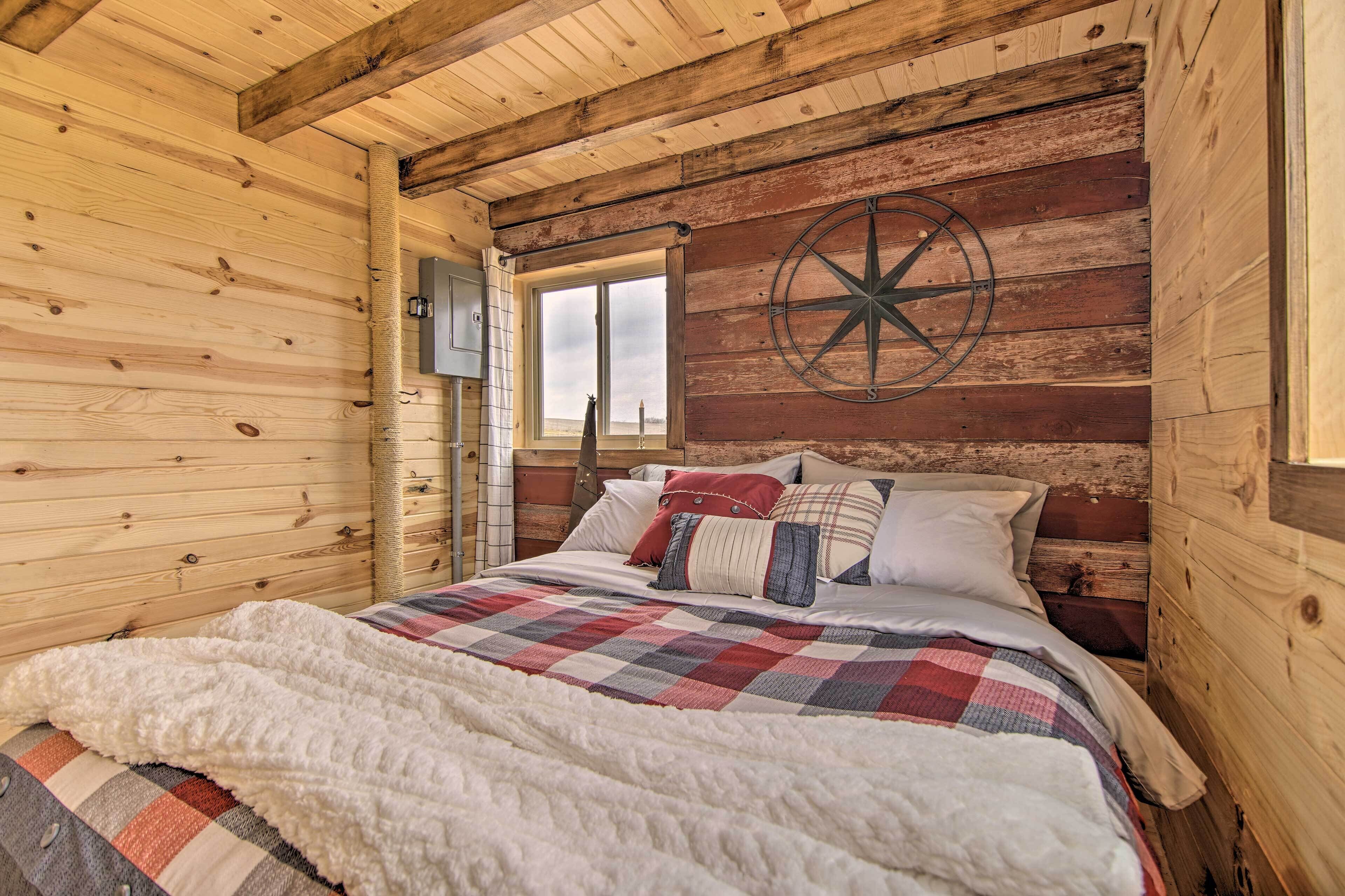 1 bedroom, desk, internet, bed sheets